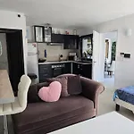 1-bedroom With Pool Access *