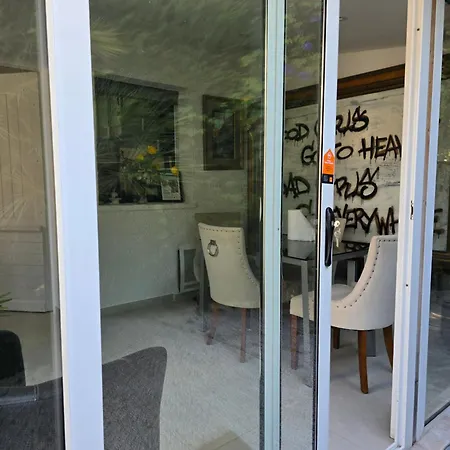 1-bedroom With Pool Access *